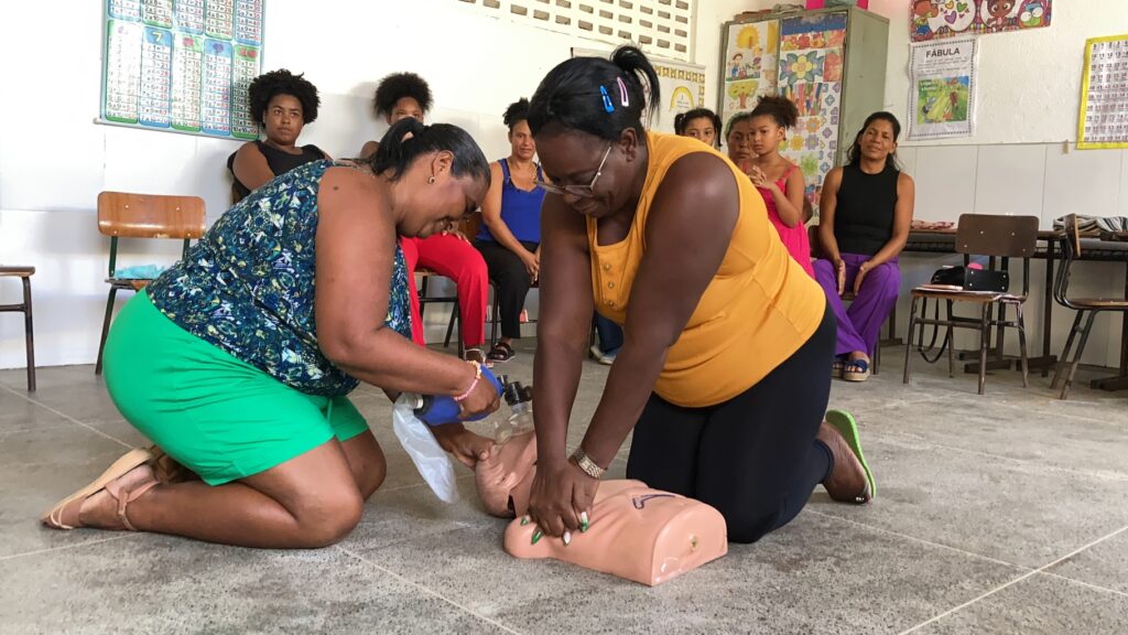 Cáritas promove capacitação em Primeiros Socorros para moradores de Vila Cachoeira em Ilhéus